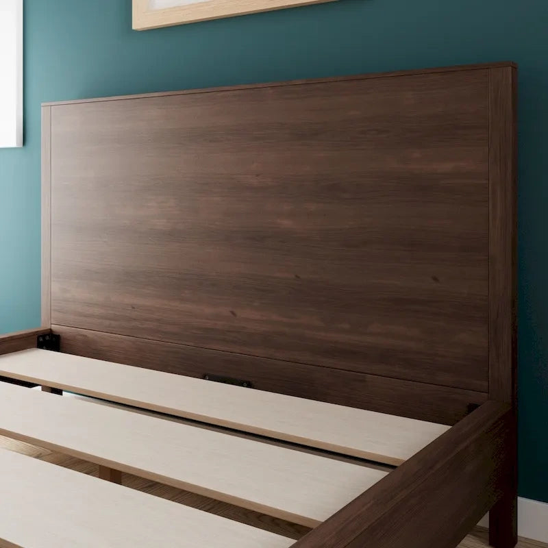 Lit plateforme en bois avec tête de lit
