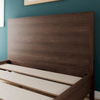 Lit plateforme en bois avec tête de lit