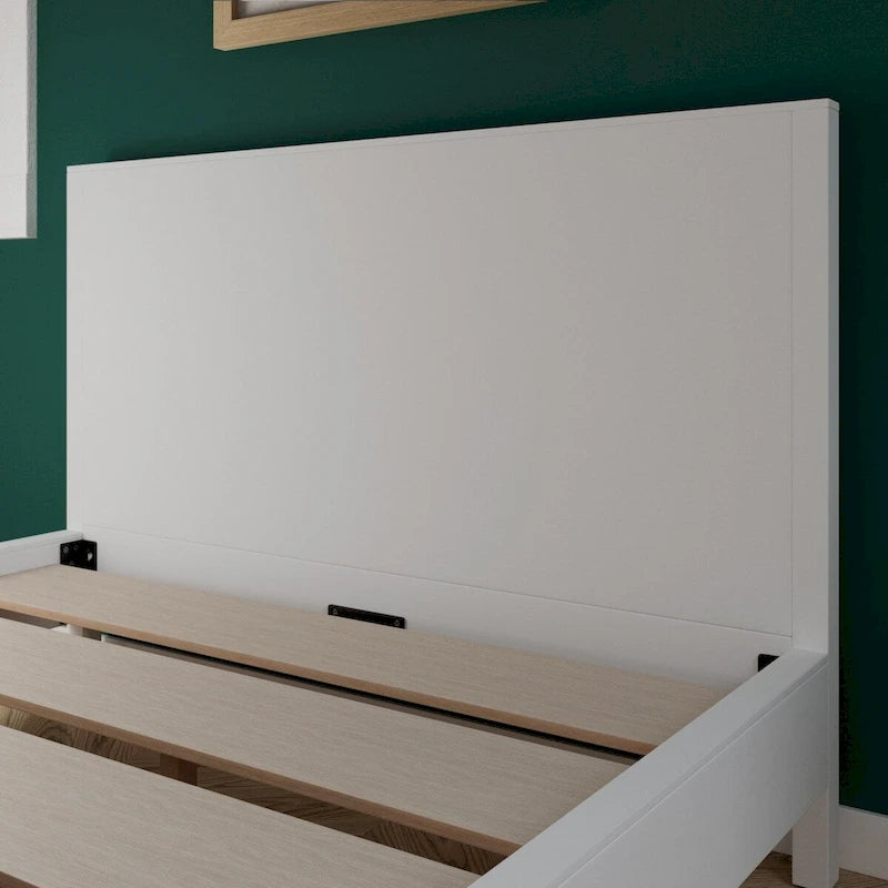 Lit plateforme en bois avec tête de lit